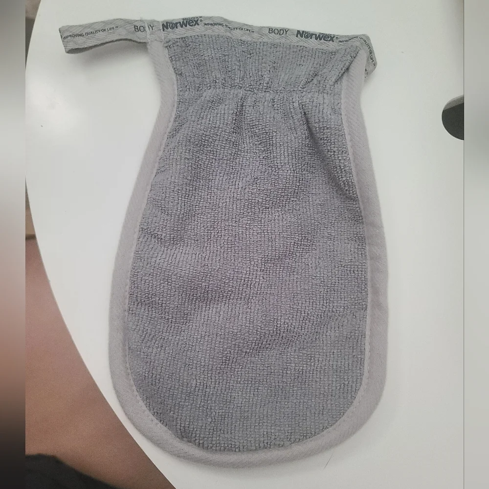 Norwex Body Scrub Mitt - Graphite - Brand New-No tags - Picture 1 of 4